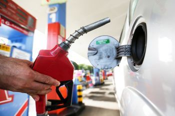 Governo Bolsonaro tem o menor e o maior preço da gasolina em 21 anos