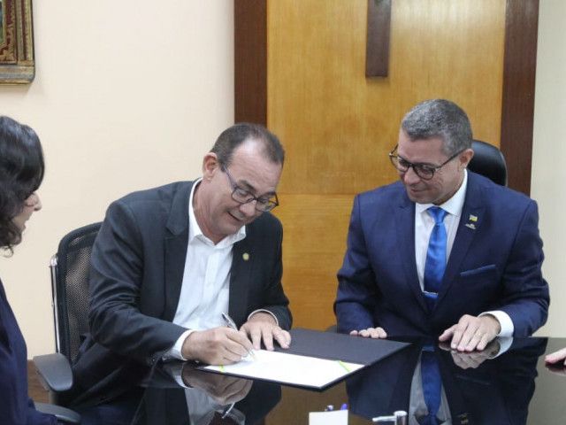 Fábio Mitidieri transmite cargo de governador para o vice, Zezinho Sobral