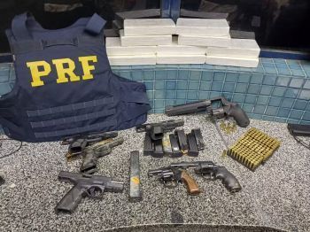 Abordagem da PRF em Malhada dos Bois termina com prisão de dois suspeitos e apreensão de 10kg de cocaína, armas e muniçõ