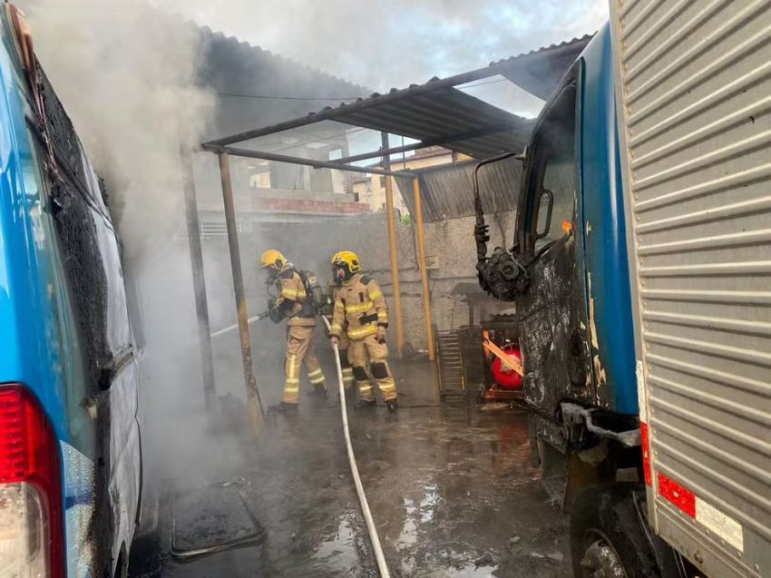 Incêndio atinge oficina de carros no Bairro Bugio em Aracaju