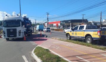 Semáforo afunda e bloqueia trânsito na Av. Tancredo Neves em Aracaju