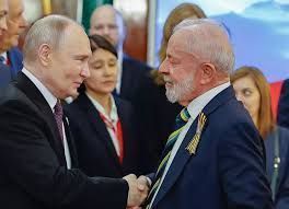 Lula e outros líderes usam símbolo polêmico em desfile militar na Rússia