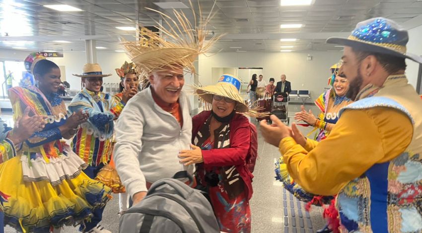 Profissionais de turismo são recepcionados em clima junino no aeroporto de Aracaju