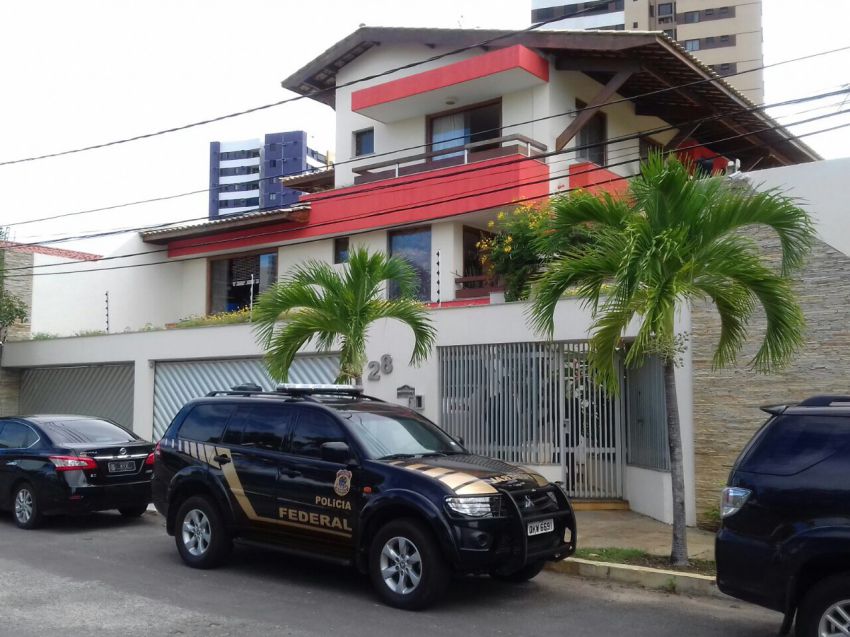 Polícia Federal cumpre mandado de busca e apreensão na casa do secretário Almeida Lima