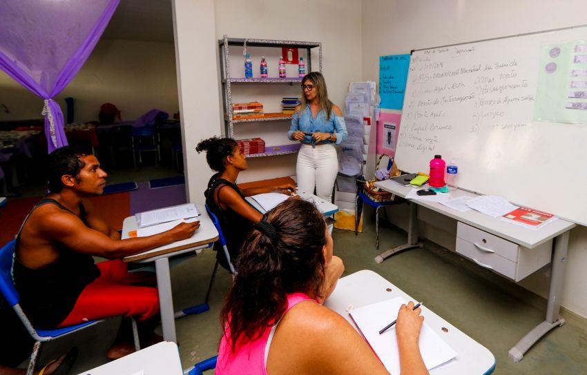 Pessoas em situação de rua são alfabetizadas através de projeto da Assistência Social