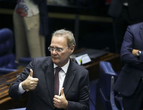 Flávio Bolsonaro acena a Renan e tentar desvincular seu caso ao governo do pai