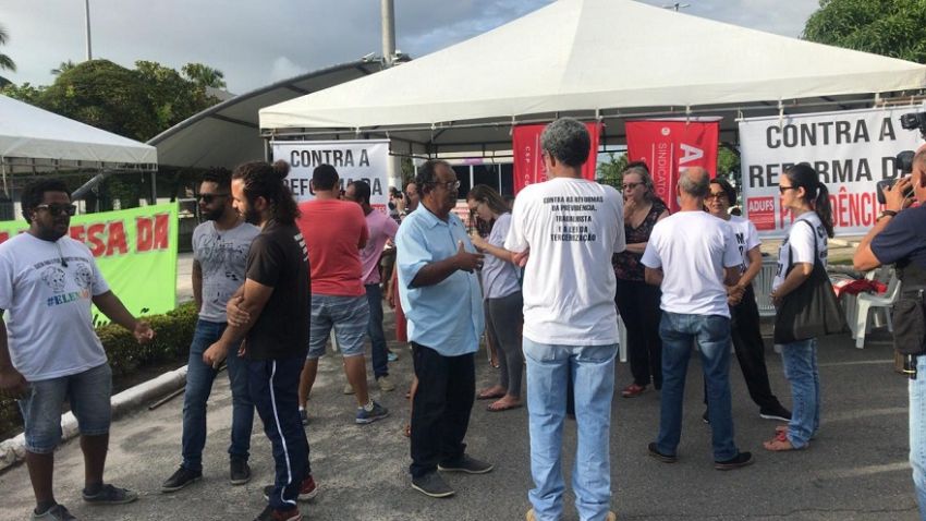 Protestos contra cortes na educação acontecem pelo país