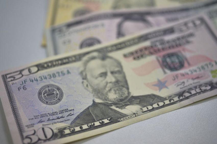 Dólar fecha no maior valor em sete meses