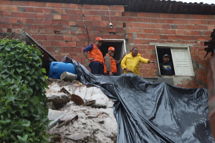 Defesa Civil atua na contenção de encosta que deslizou em São Cristóvão