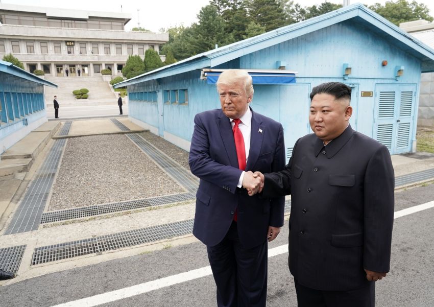 Trump cruza se torna o 1º presidente dos EUA a entrar na Coreia do Norte