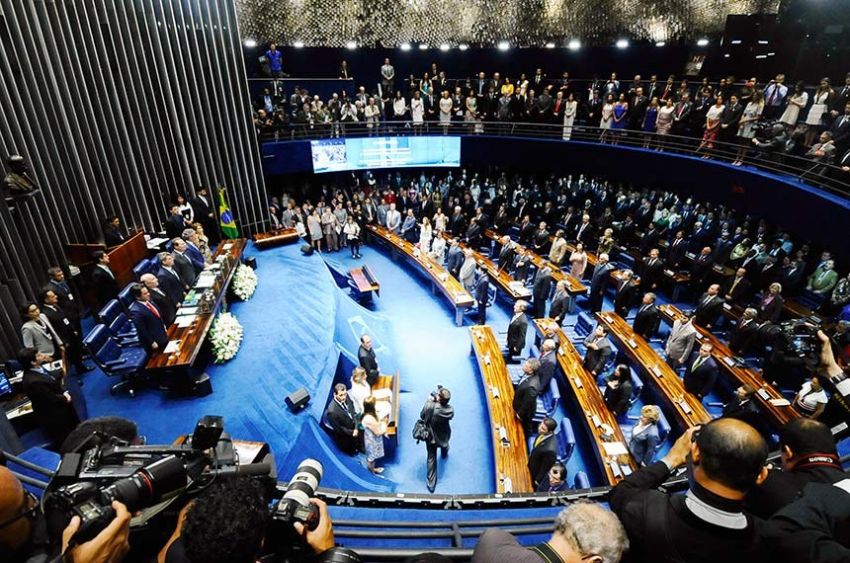Senado aprova projeto que criminaliza caixa 2 eleitoral
