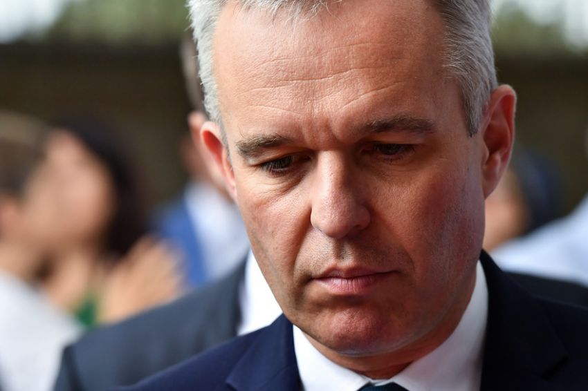 Acusado de oferecer jantares caros, ministro francês renuncia ao cargo