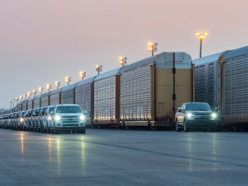 Ford mostra protótipo da F-150 elétrica em teste rebocando trem de mais de 560 toneladas