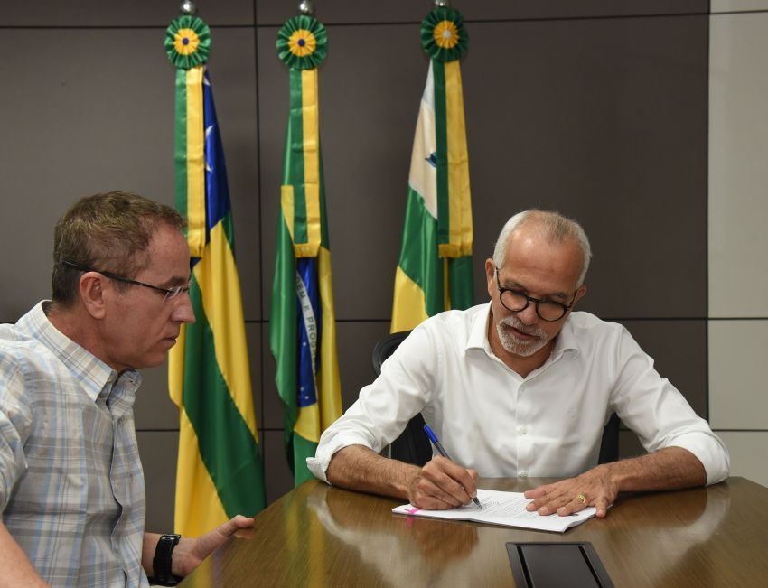 Edvaldo sanciona lei da estrutura organizacional e do concurso público da Câmara de Aracaju
