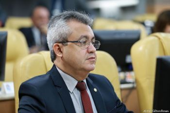 'Edvaldo mente e cobra mais impostos dos aracajuanos', disse Elber sobre a redução da isenção do IPTU
