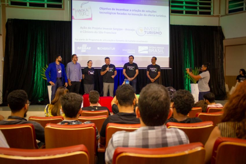 Hackatur: primeiro dia do evento reúne participantes de diversas áreas