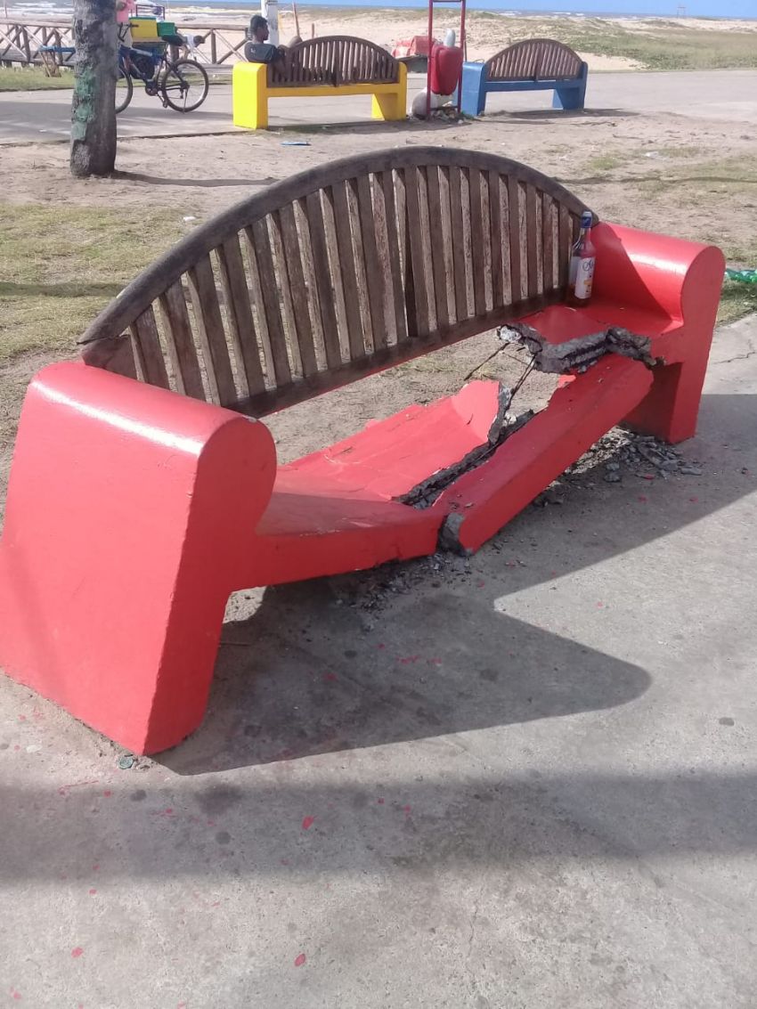 Vândalos destroem equipamentos de lazer na orla de Atalaia