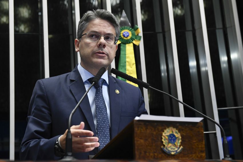 Alessandro: 'Quem sai daqui fazendo campanha pro-Lula, chega lá e se abraça no governo não conta com a minha simpatia'