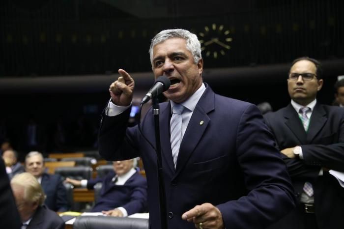 Líder do PSL defende saída de Flávio Bolsonaro do partido