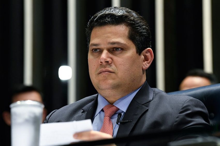Alcolumbre retira da pauta do plenário projeto que muda Lei Eleitoral e turbina o fundão