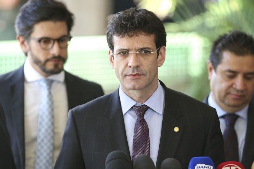 PF indicia ministro do Turismo e mais 10 por candidaturas-laranja no PSL