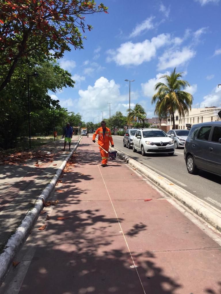 Após concluir recuperação, Prefeitura inicia sinalização da ciclovia da Beira Mar