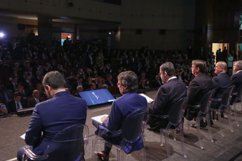 Bolsonaro pede confiança a investidores e diz que quer dividir riqueza