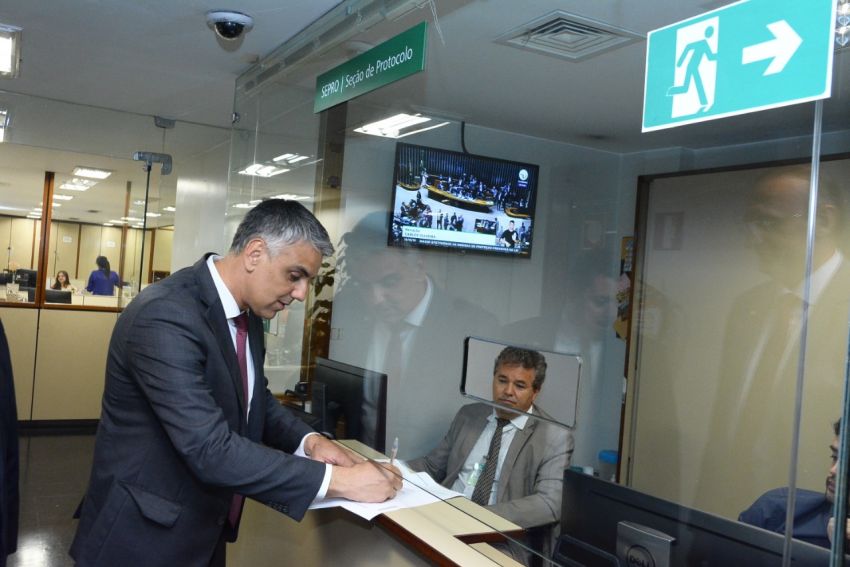 Parlamentares de Sergipe protocolam CPI para investigar companhias aéreas