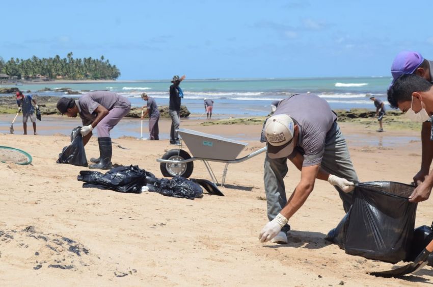 Detentos do sistema prisional de AL ajudam na limpeza das praias com manchas de óleo