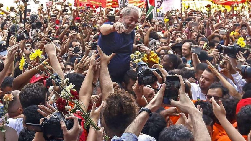 Juiz determina saída de Lula da prisão após decisão do STF