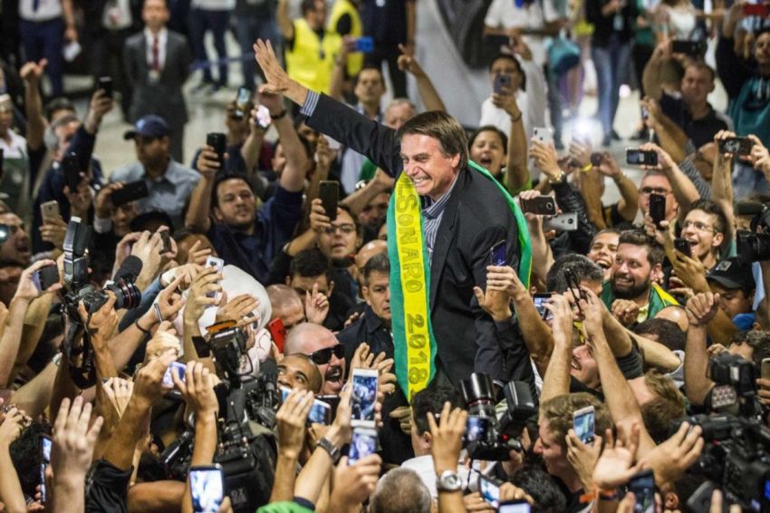 Campanha de Bolsonaro teve 11 milhões de santinhos sem declarar à Justiça Eleitoral