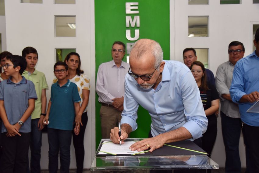 Edvaldo assina ordem de serviço para reforma e ampliação da Emurb