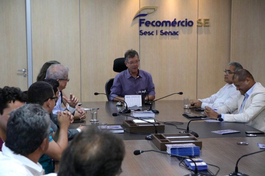 Empresários discutem situação de postos de combustíveis com agentes públicos