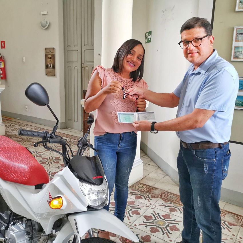 ACESE entrega moto e vale-compras a ganhadoras da promoção Natal no Centro Premiado
