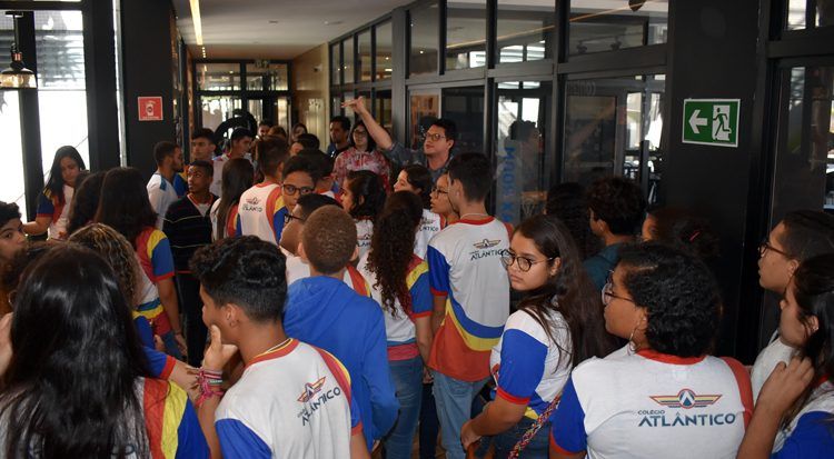 Alunos do ensino médio visitam o Innovation Center