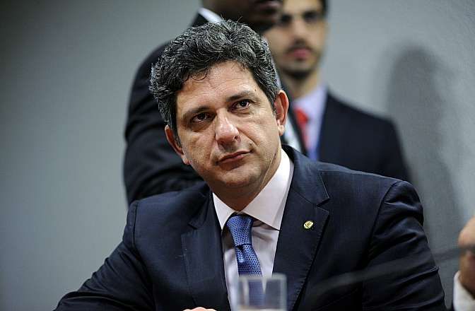 'Bolsonaro precarizou ainda mais as condições de trabalho', afirma Rogério Carvalho