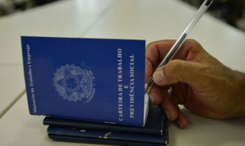 Governo vai permitir que empresas cortem jornada e salários pela metade devido ao coronavírus
