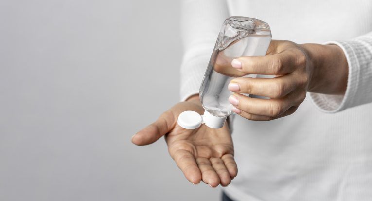 Não consegue comprar álcool em gel? Saiba o que utilizar para substituir o produto