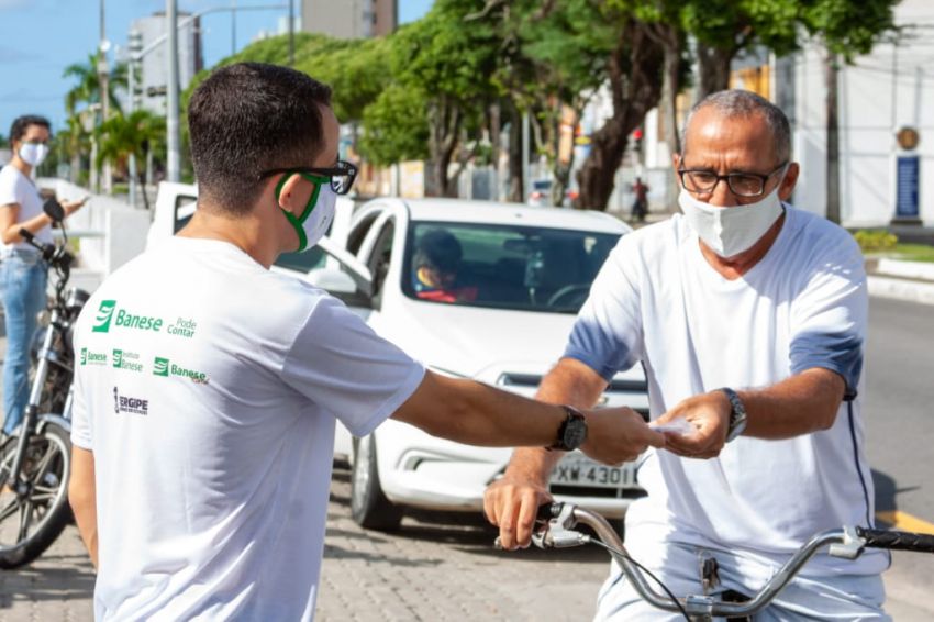 Grupo Banese e Governo do Estado distribuem máscaras no Largo da Gente Sergipana