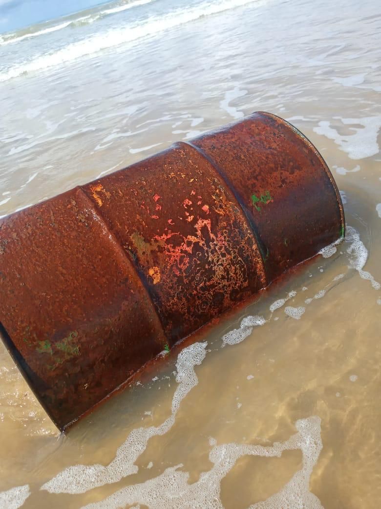 Barril de óleo encontrado em praia de Pirambu será encaminhado para análise
