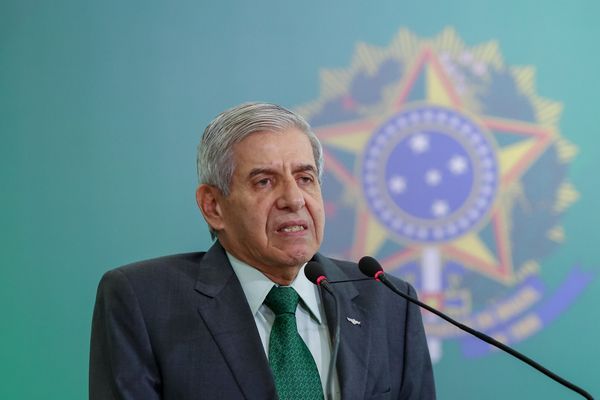 Militares não vão dar golpe ou fazer intervenção, diz general Heleno