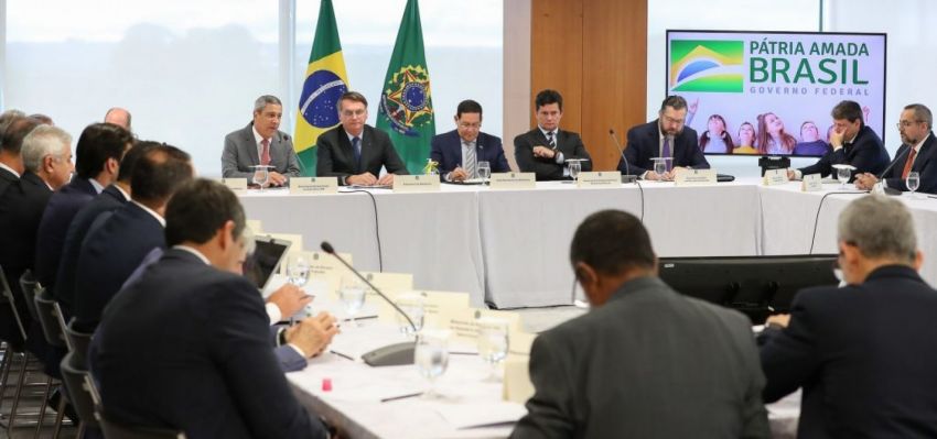 Reunião de Bolsonaro teve Moro escanteado e alvo de indiretas de presidente