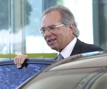 'O Brasil vai surpreender o mundo, é um povo valente', diz Paulo Guedes