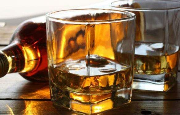 Especialista alerta para os cuidados com o consumo de bebidas alcoólicas durante a quarentena