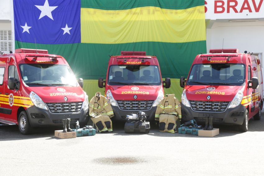 Governo entrega novas ambulâncias e equipamentos para o Corpo de Bombeiros
