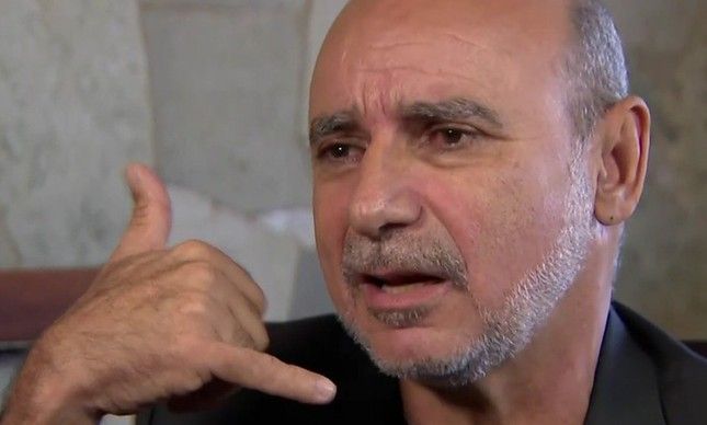 Queiroz deixa a prisão usando tornozeleira eletrônica