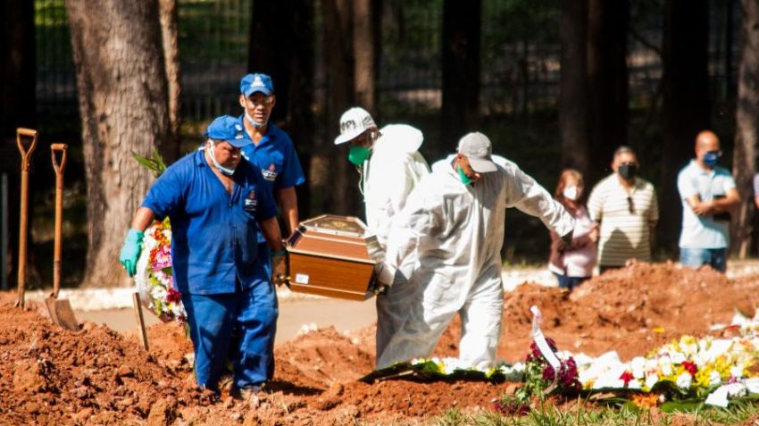 País tem 72 mil mortes por Covid-19 e média de 1.036 óbitos/dia, diz consórcio