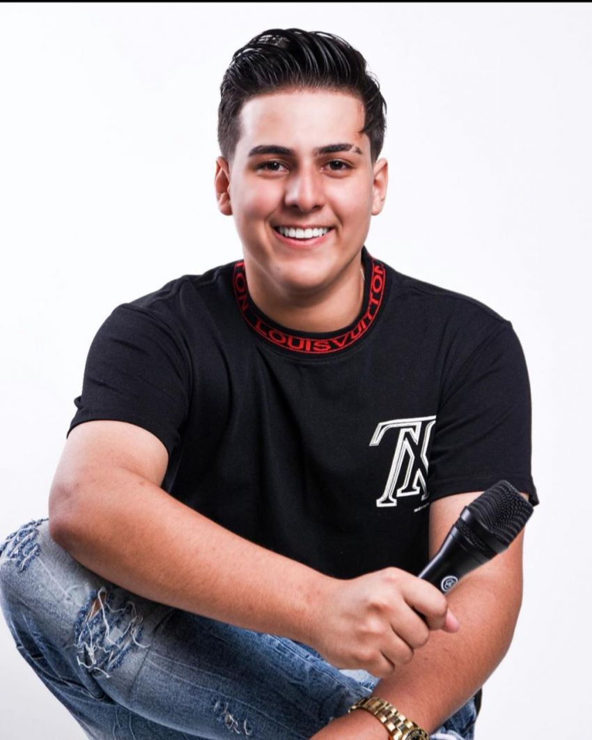 Gustavinho faz convite para 'Live Sextou com o Playboyzinho'