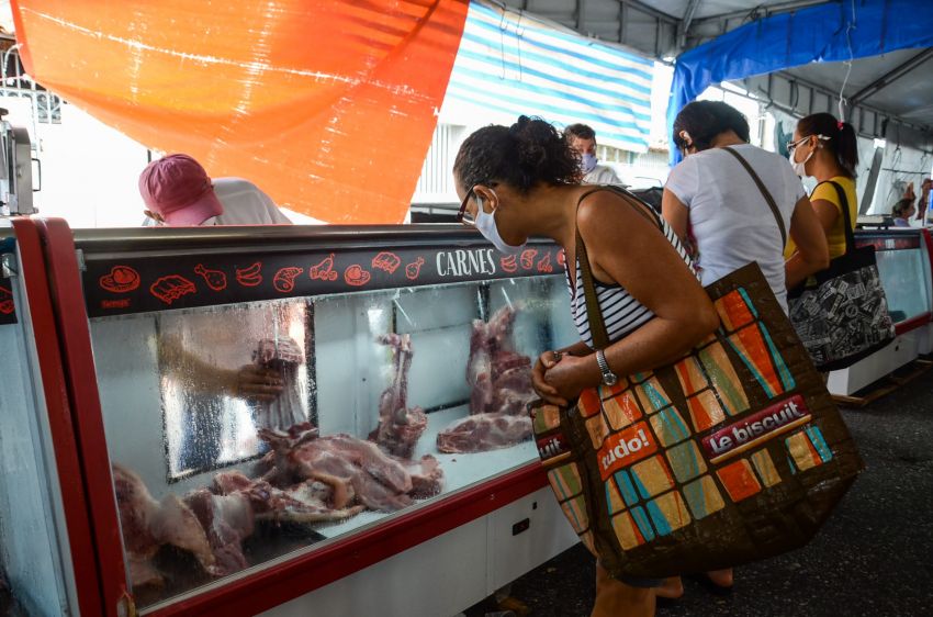 Comerciantes registram aumento das vendas após instalação de balcões frigoríficos nas feiras livres
