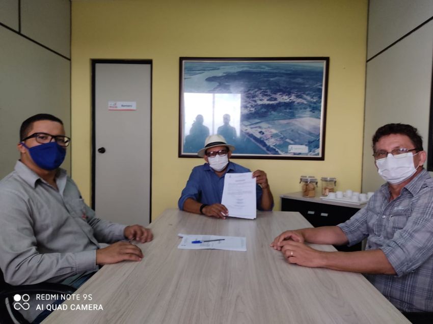 Prefeito Célio de Zequinha assina ordem de serviço para reforma de escola